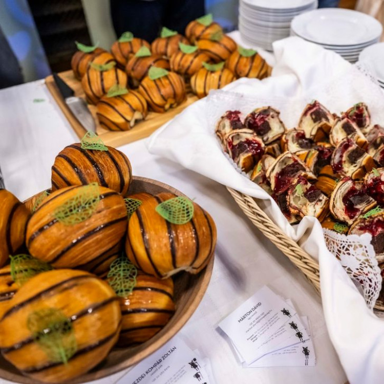 Selymes brownie és meggyszósz rejtőzik az idei Leveles sétáló sütemény díjnyertes tésztájában (videó)